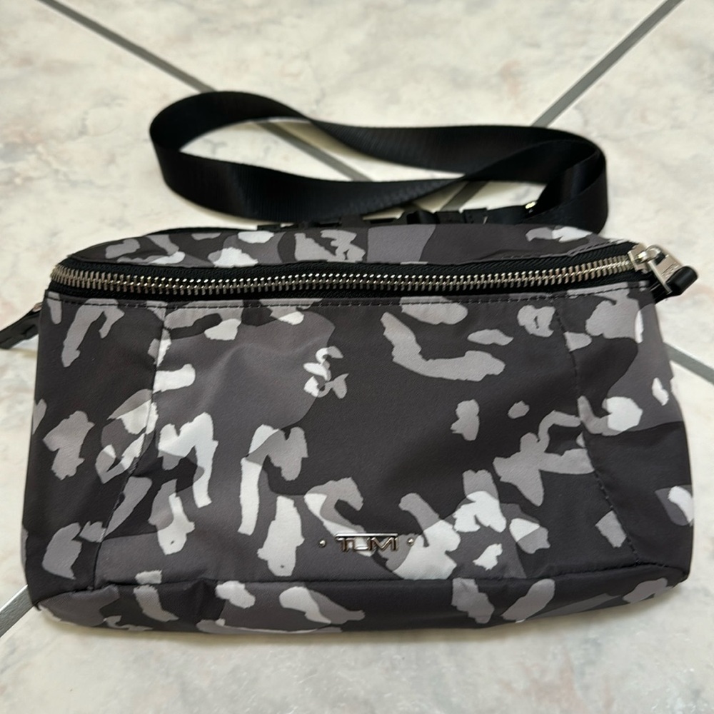 Tumi. New without tags. Endless pockets.